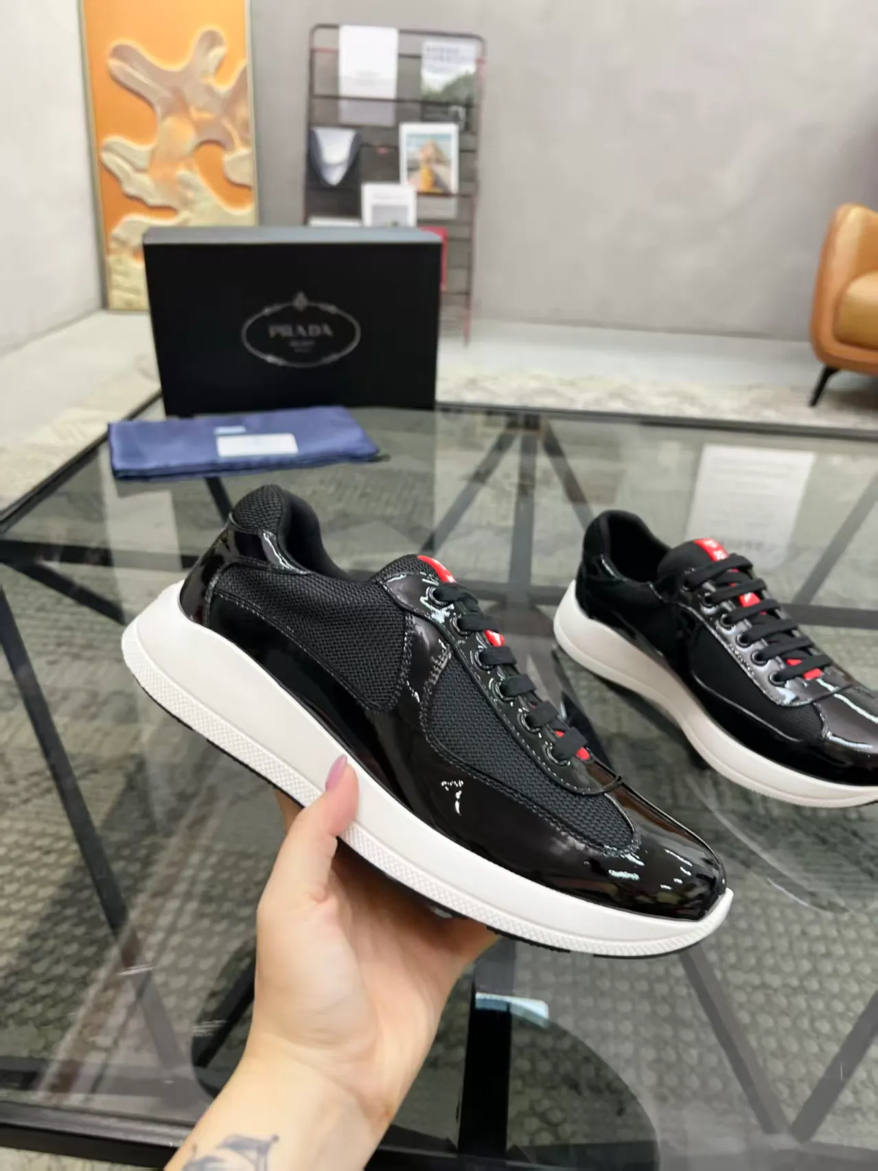 P420 38-45 Prada Prada’s new men’s leather sneakers, the highest version on the market, any comparison is welcome🆚! The original leather has excellent texture and is super high-end! Fetal sheep net lining imported from Italy, removable pad! Luxurious materials and fine workmanship, highly recommended!